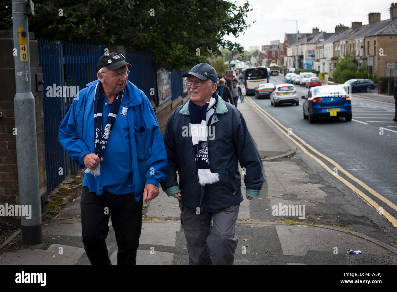 Accueil partisans faire leur chemin vers le sol avant de Preston North End prendre sur la lecture dans un match de championnat à Deepdale EFL. L'équipe à domicile a remporté le match 1-0, la Jordanie Hughill la correction de l'objectif seulement après 22 minutes, suivi par une foule de 11 174. Banque D'Images