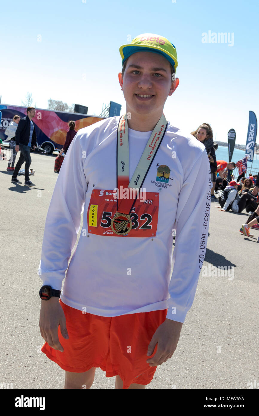 Noah - médaille avec module de finition après avoir participé à la Banque Scotia 2018 Demi-marathon de Montréal. Banque D'Images