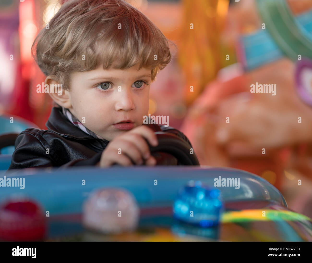 Happy Baby Boy bleu jouet en voiture au parc d',kid conduit la voiture heureusement aux beaux jours Banque D'Images