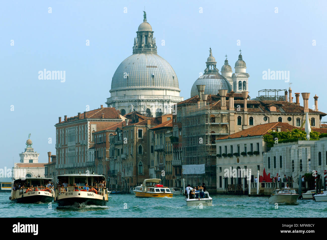 Basilica di Santa Maria della Salute / de l'église Santa Maria della Salute et de l'eau autobus et taxis bateaux, Venise, Vénétie, Italie Banque D'Images