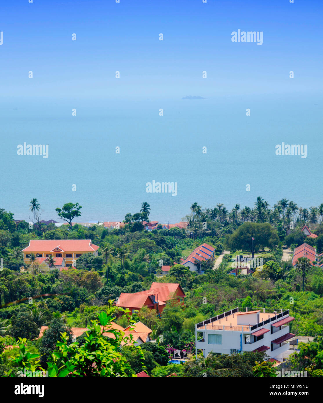 Vue sur le village de Kep dans la province de Kampot, au Cambodge par le Parc National de Kep, montrant la mer de Chine du Sud et bâtiments de l'hôtel Banque D'Images