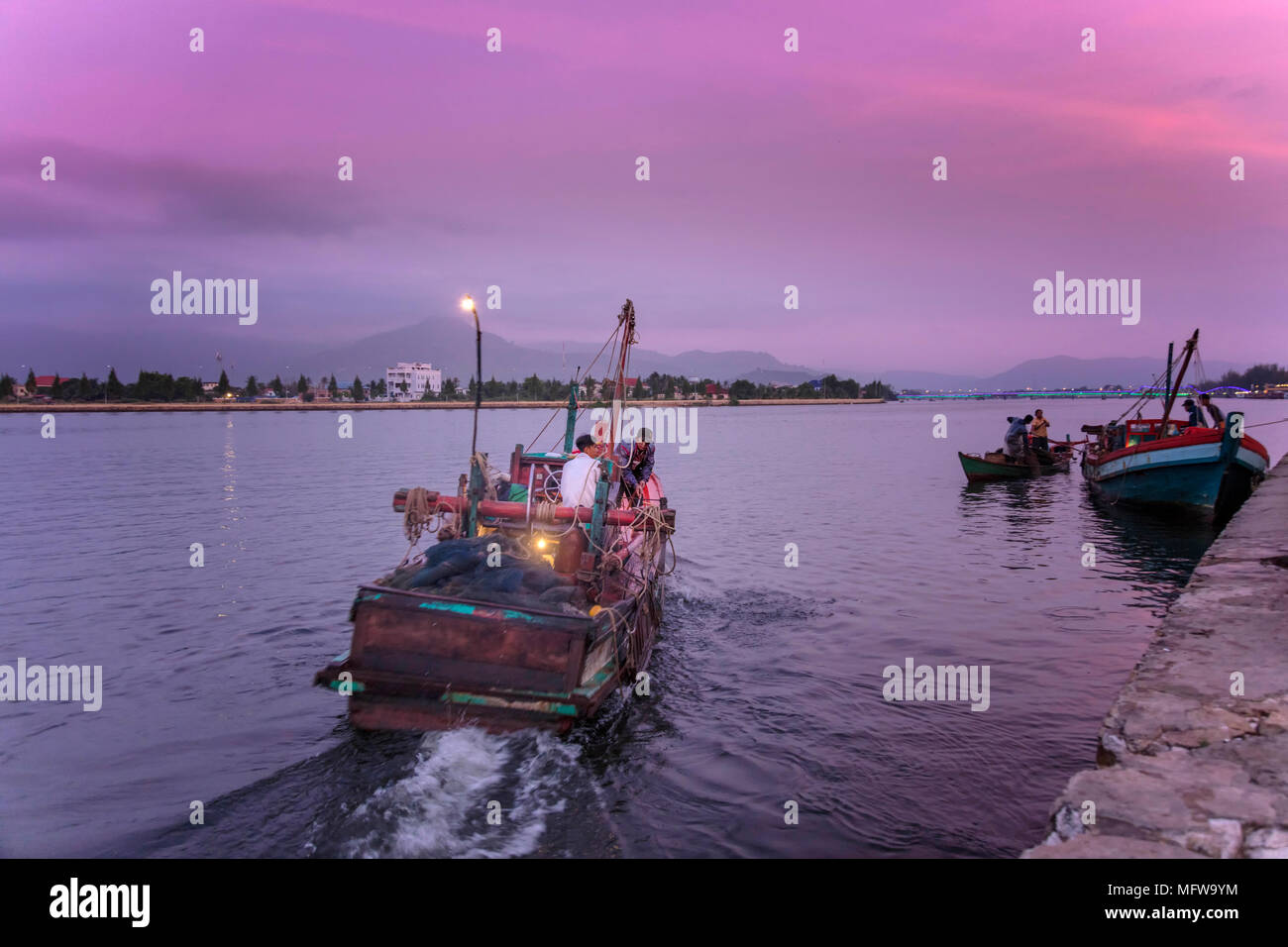Bateaux de pêche sur la rivière Preaek Tuek Chhu à Kampot ville Banque D'Images
