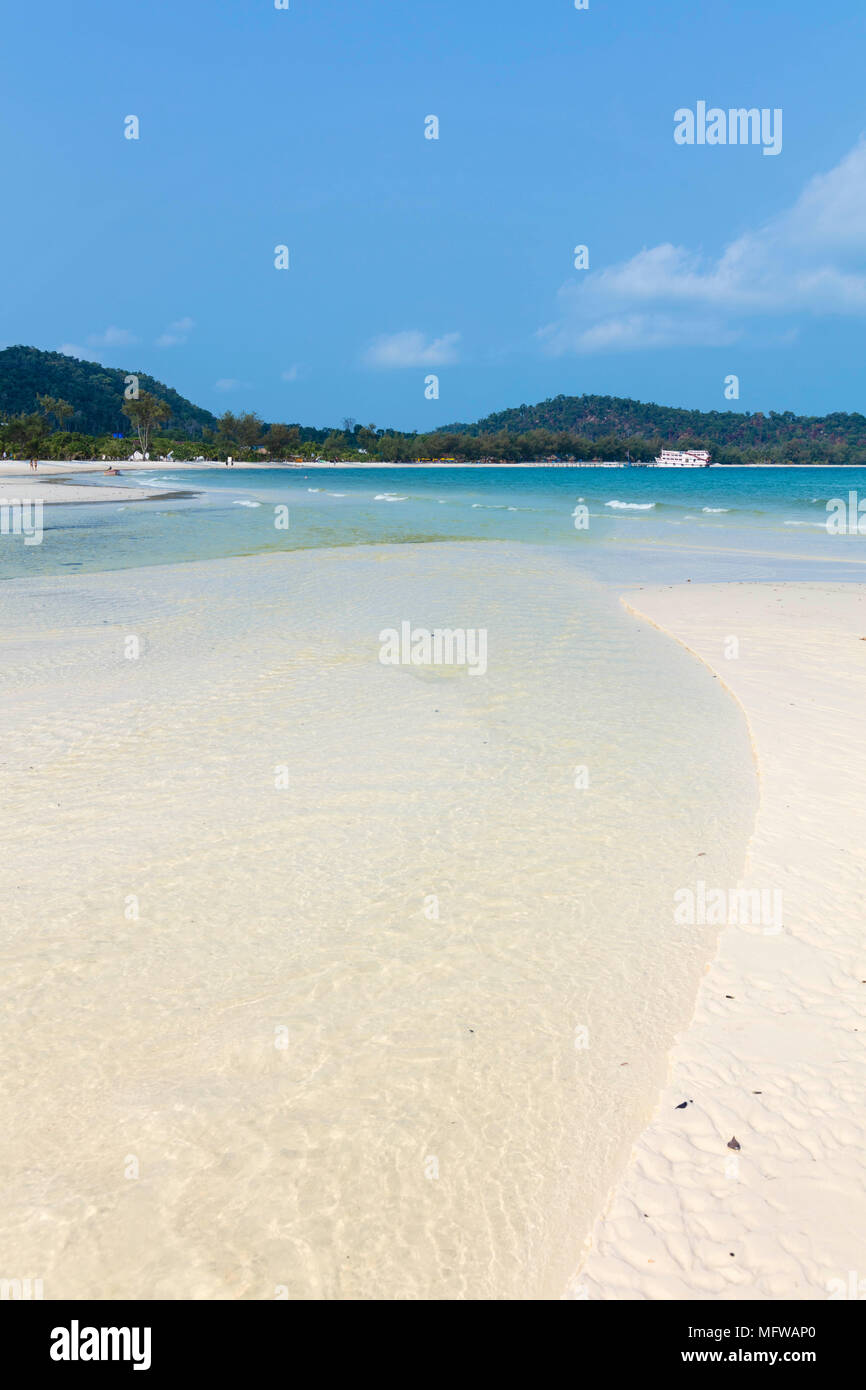Une plage de sable blanc vide sur l'île de Koh Rong Sanloem Banque D'Images