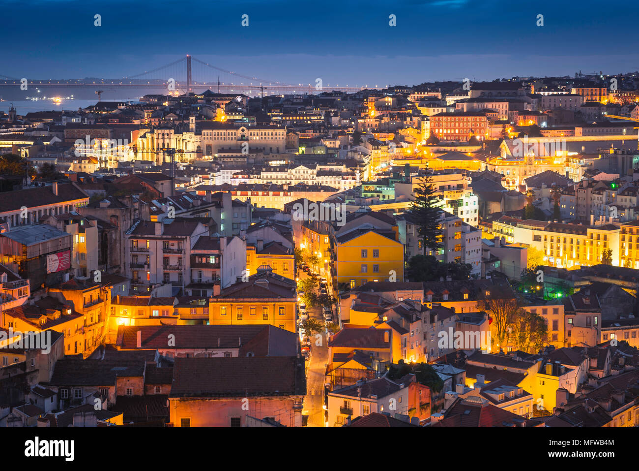 La ville de Lisbonne, vue la nuit sur les toits de la vieille ville de Mouraria, vers le centre de la ville de Lisbonne, Portugal. Banque D'Images