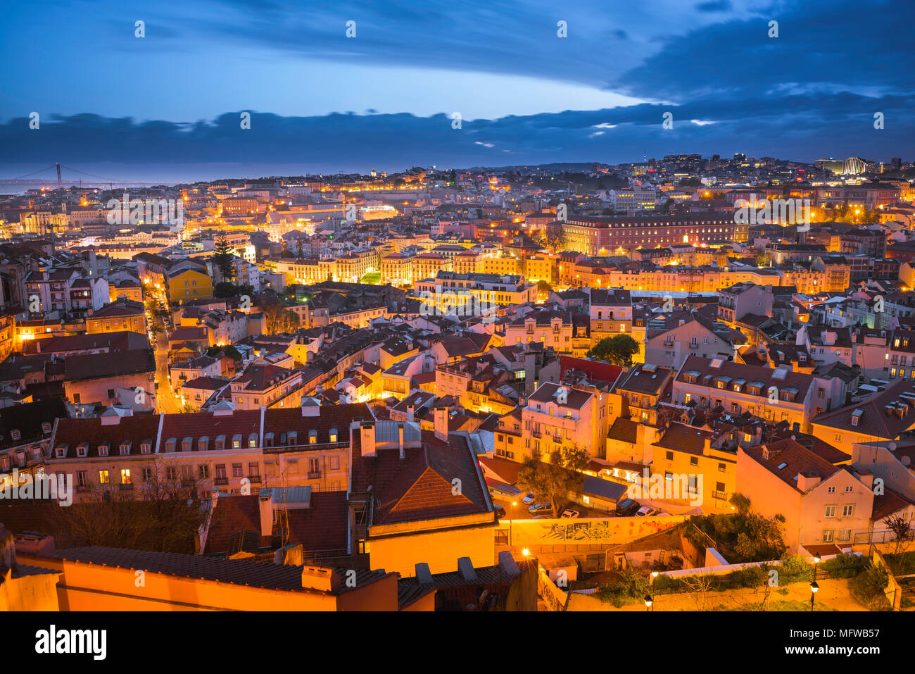 Nuit de la ville de Lisbonne, vue de nuit sur les toits de la vieille ville de Mouraria vers le centre de la ville de Lisbonne, Portugal. Banque D'Images