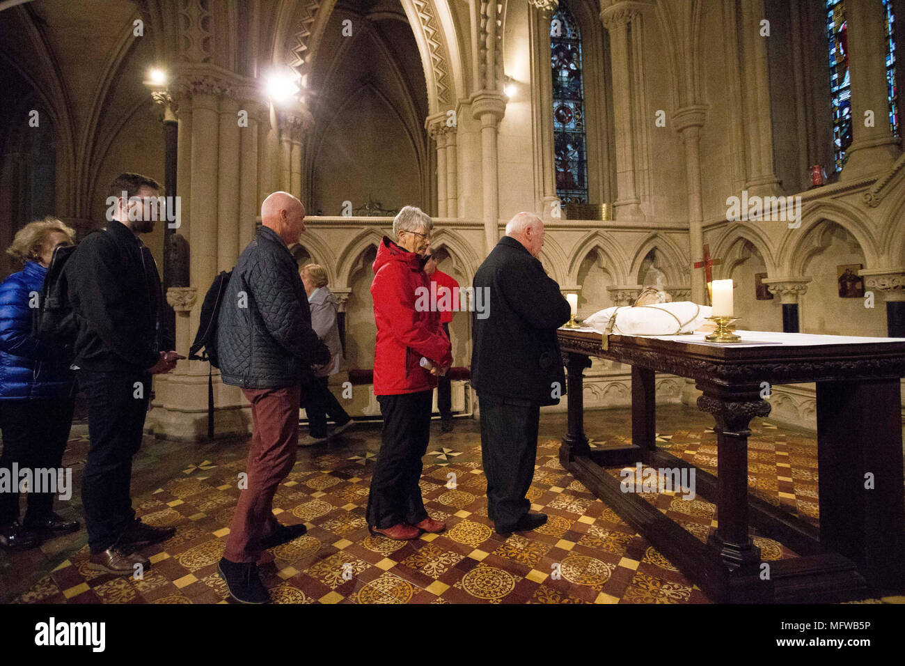 Les intervenants d'observer le coeur de Laurence O&Otilde;Toole à la Cathédrale Christ Church à Dublin, après la relique qui a disparu depuis six ans a été récupéré intact. Banque D'Images