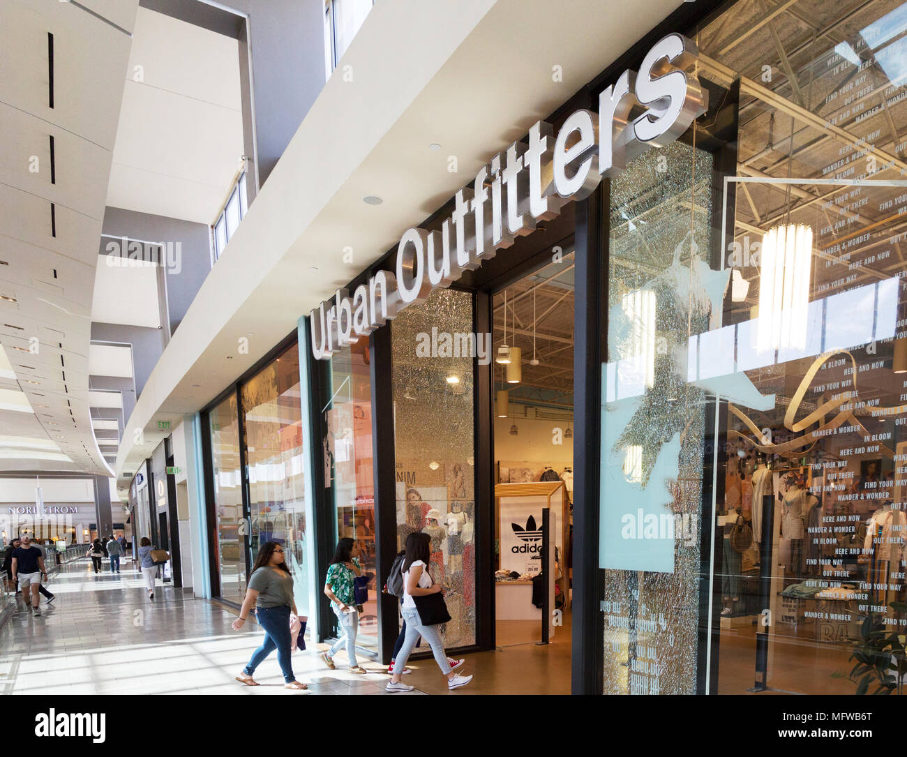 Les femmes entrant dans la boutique Urban Outfitters, le Galleria Mall, Houston Texas USA Banque D'Images