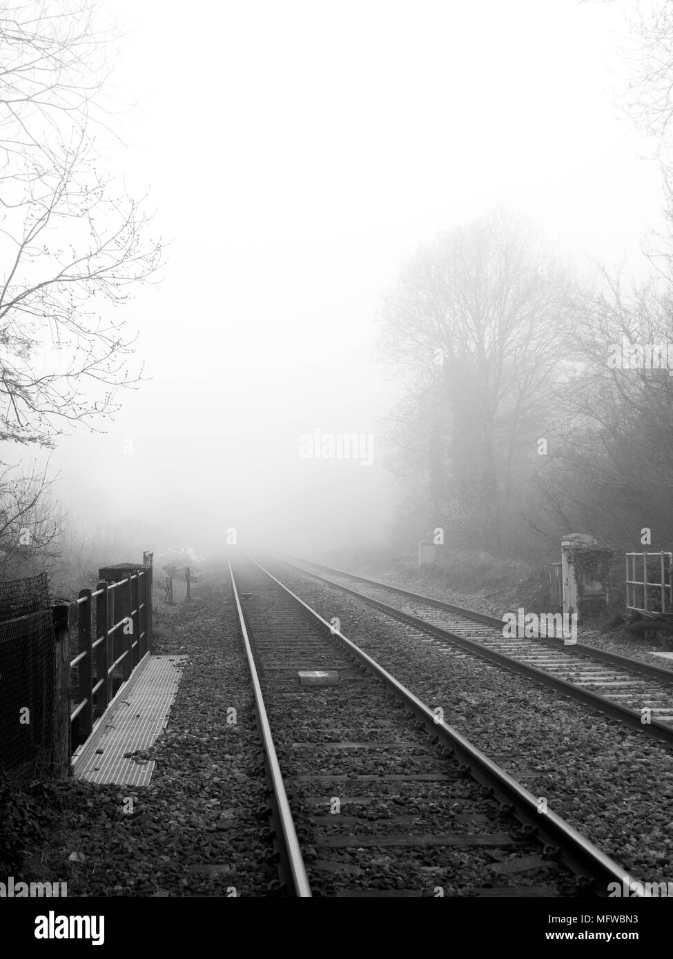 Ligne principale de Wessex des rails de chemin de fer dans l'ouest de la gare de Southampton à Dean via Salisbury Romsey, porté à l'early misty matin de printemps Banque D'Images