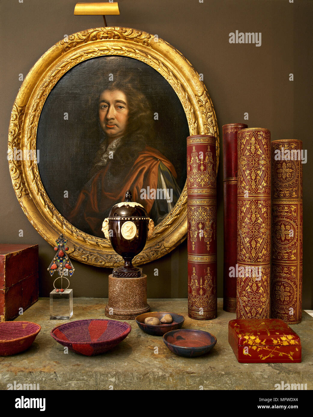 Portrait encadré doré ovale en cuir et toile défile sur table en pierre Banque D'Images
