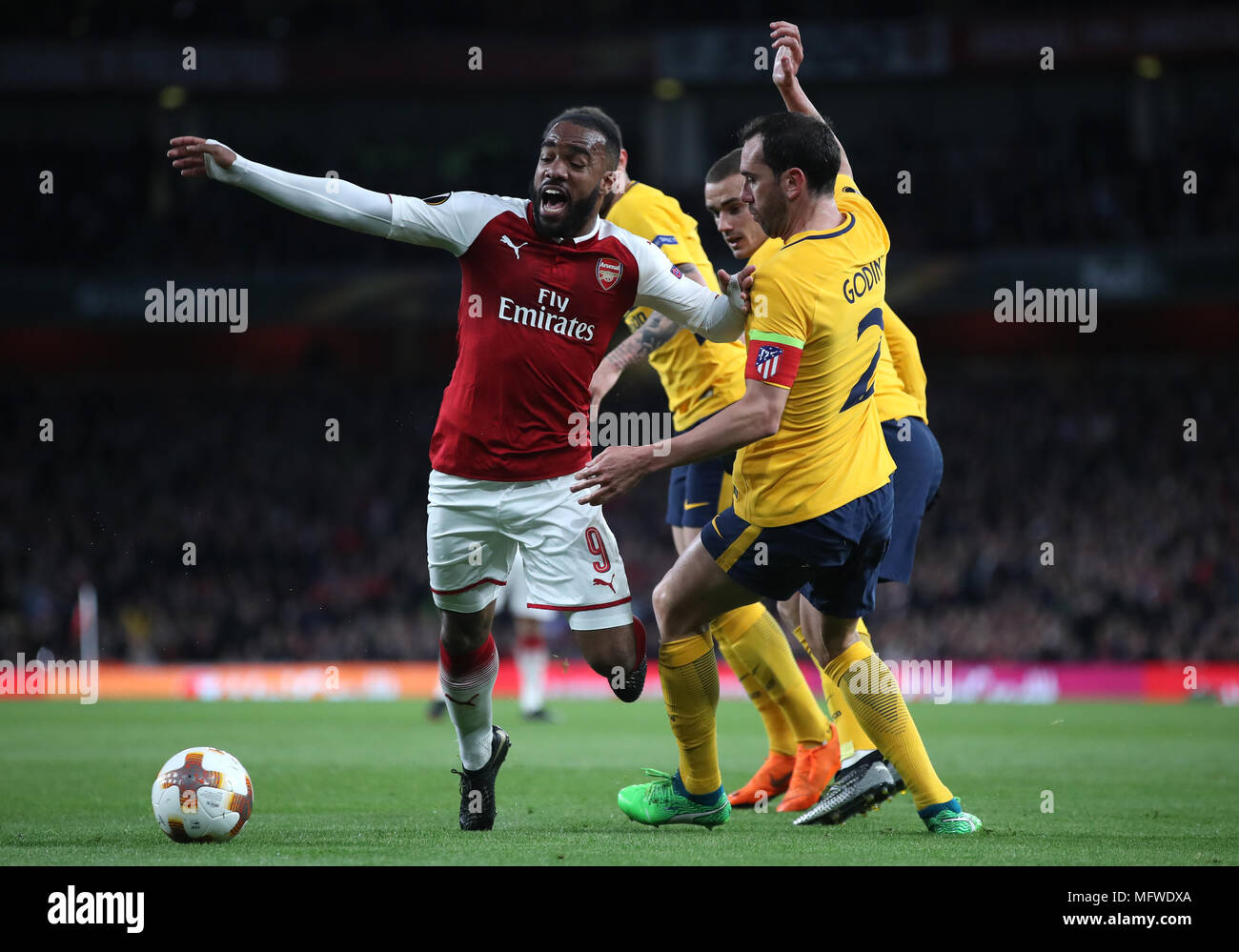 Alexandre Lacazette d'Arsenal (à gauche) et l'Atletico Madrid Diego Godin bataille pour la balle durant la demi-finale de l'UEFA Europa League, premier match aller à l'Emirates Stadium, Londres. Banque D'Images