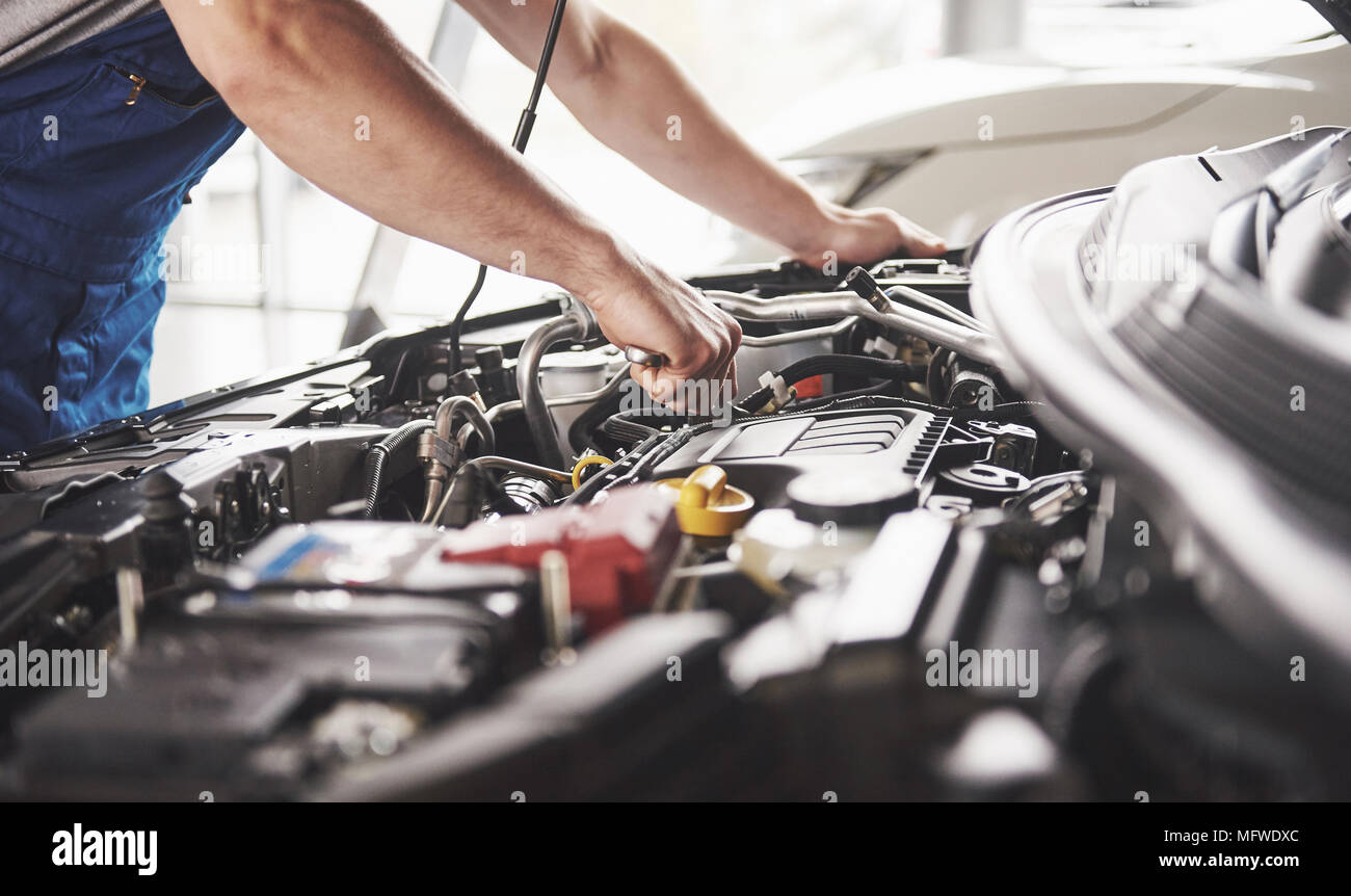 Mécanicien automobile travaillant dans un garage. Service de réparation Banque D'Images