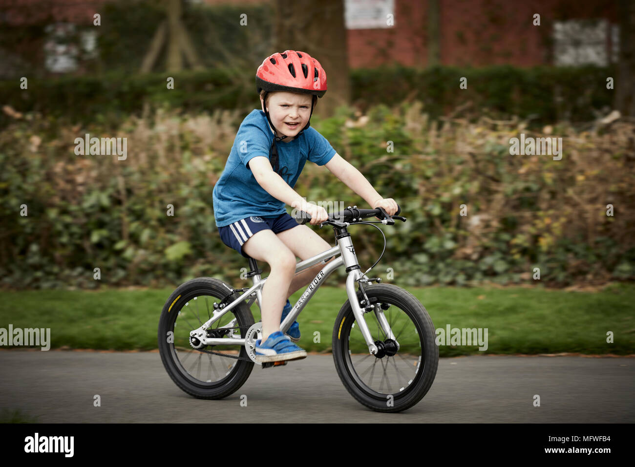 Petit garçon apprendre à faire du vélo Banque D'Images
