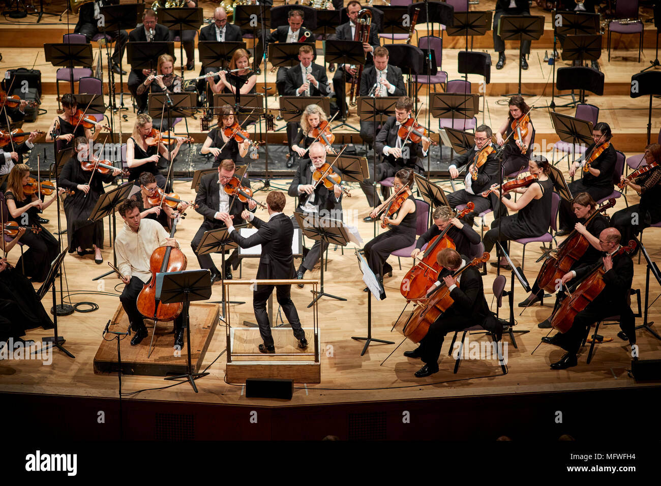 Bridgewater Hall Manchester héberge BBC Philharmonic première mondiale de Mark Simpson Concerto pour violoncelle Banque D'Images