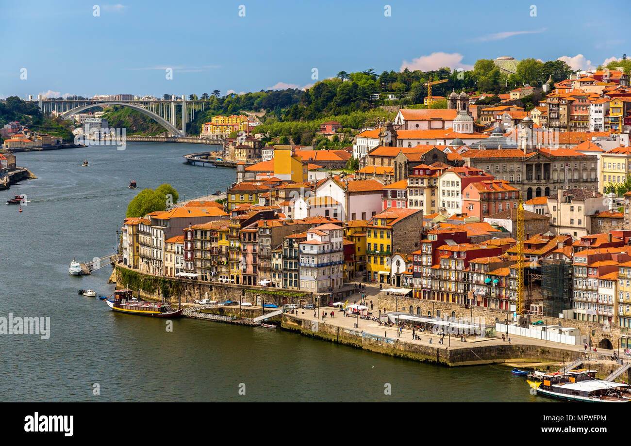 Vue sur Porto sur la rivière Douro - Portugal Banque D'Images