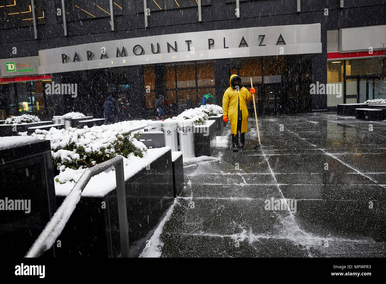 Manhattan à New York City , Paramount Plaza couverts par une chute de neige près de Times Square Banque D'Images