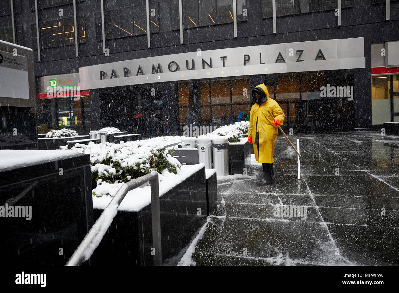 Manhattan à New York City , Paramount Plaza couverts par une chute de neige près de Times Square Banque D'Images