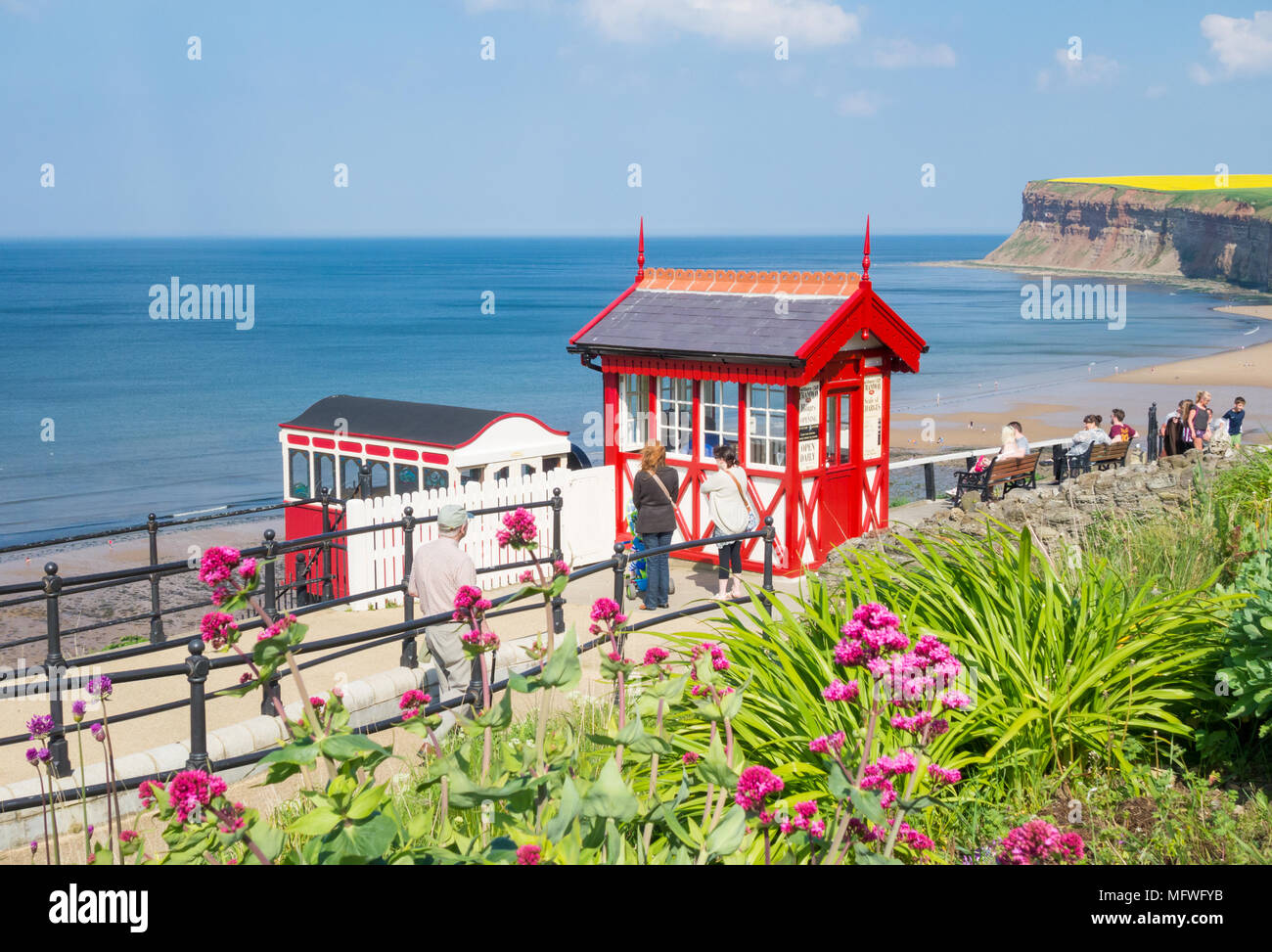 Vue depuis la falaise au-dessus de la billetterie à la promenade en bord de mer Marseille, North Yorkshire, Angleterre. UK Banque D'Images