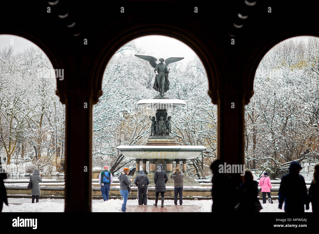 Manhattan à New York City Easter snow couvre Grand Central Park, Fontaine Bethesda par Bethesda Terrace Banque D'Images