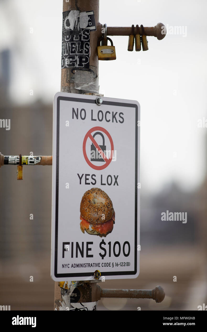 Brooklyn à New York, aucun verrou n'amende avis sur Brooklyn Bridge après avoir commencé de tourisme de cadenas pour verrouiller la structure Banque D'Images