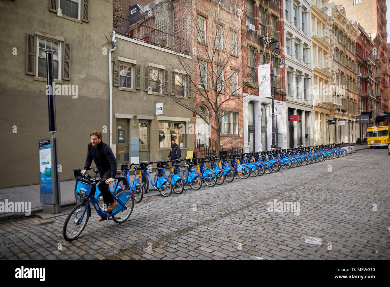 Manhattan à New York City, ligne de Citi Bike un système de partage de vélos publics de voitures Banque D'Images