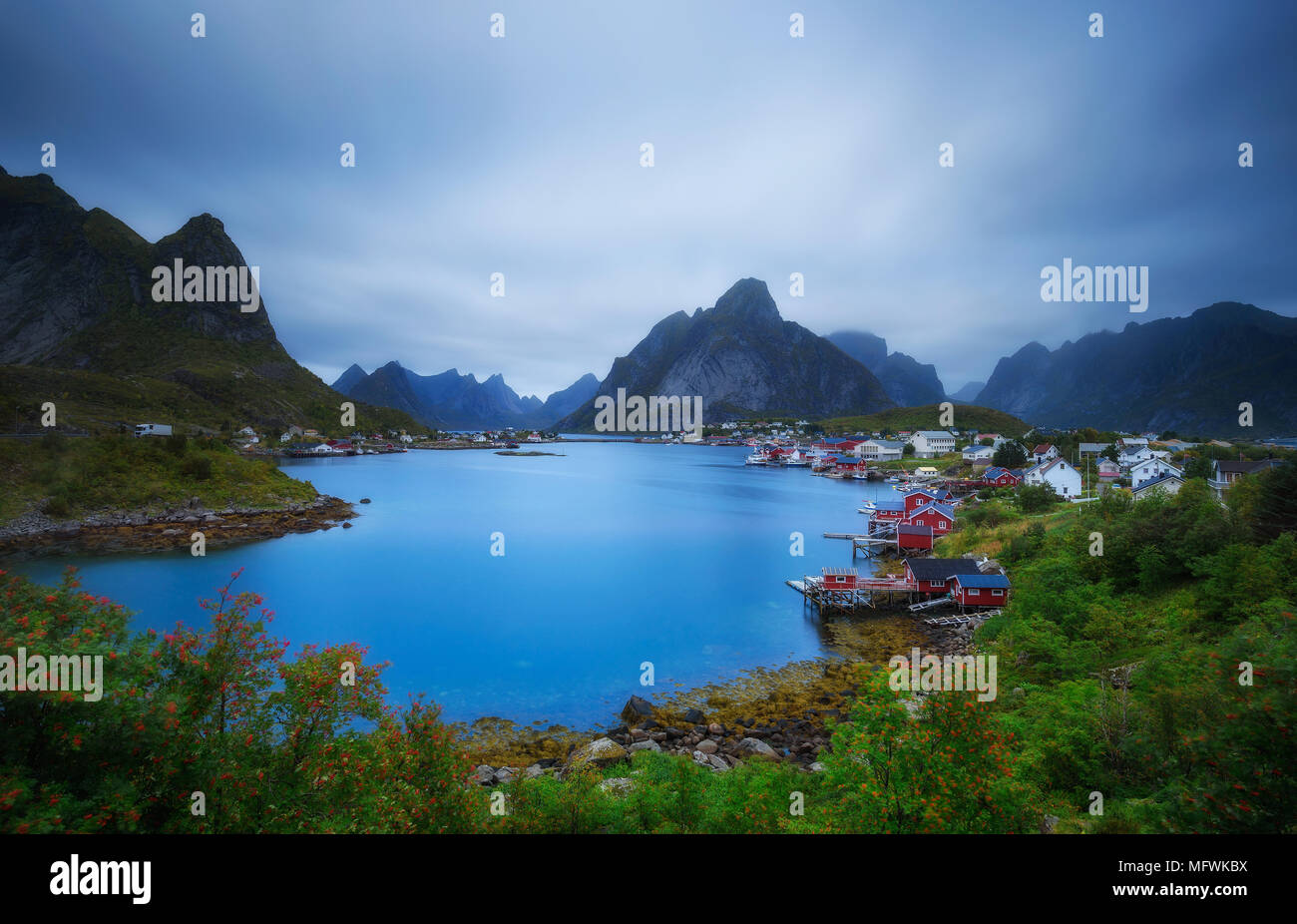 Mont Olstind et Reine village de pêcheurs sur les îles Lofoten Banque D'Images