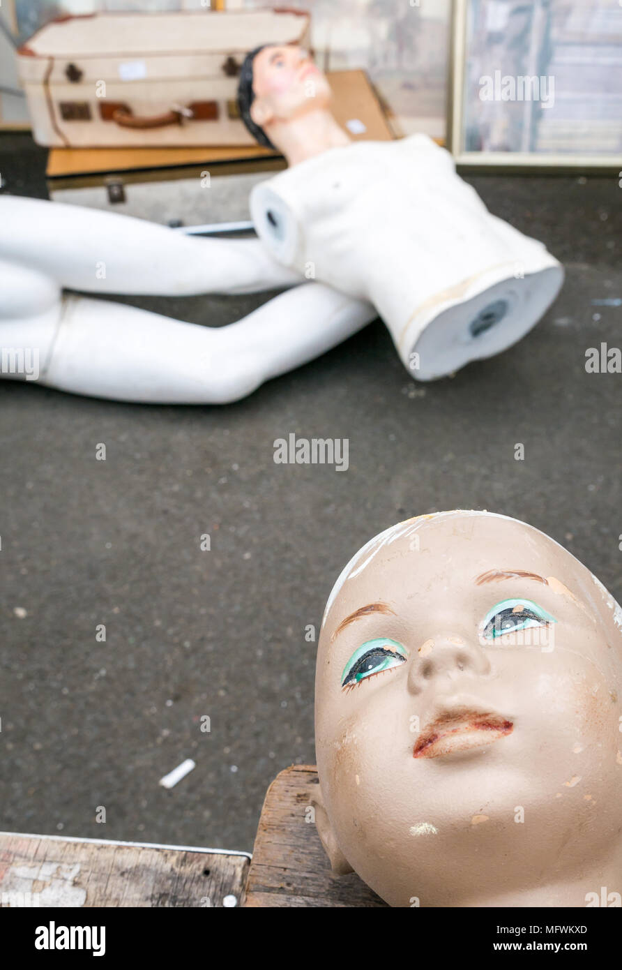 La tête de l'enfant et certaines parties de l'homme mannequin en lane vente aux enchères, Leith, Edinburgh, Ecosse, Royaume-Uni Banque D'Images