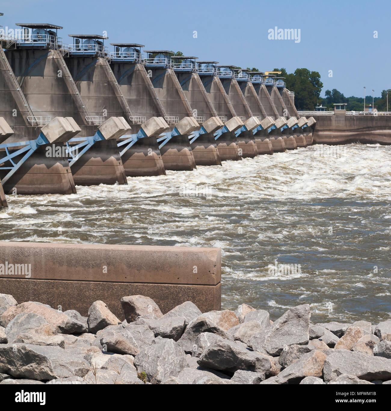 Une écluse et barrage sur la rivière. Banque D'Images