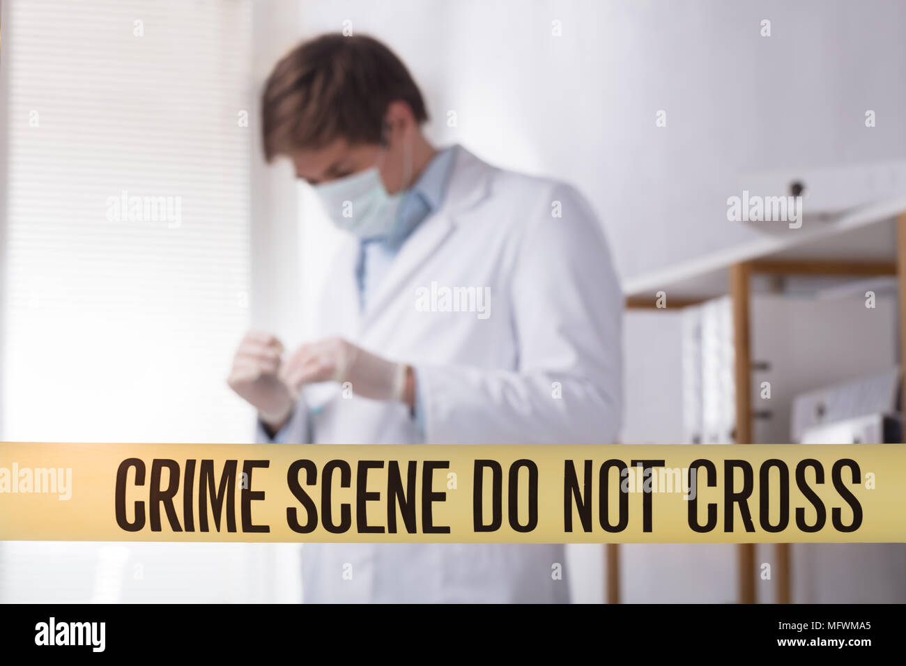 Scène du crime n'a pas contre la bande dans l'avant du médecin légiste à la recherche de preuves Banque D'Images