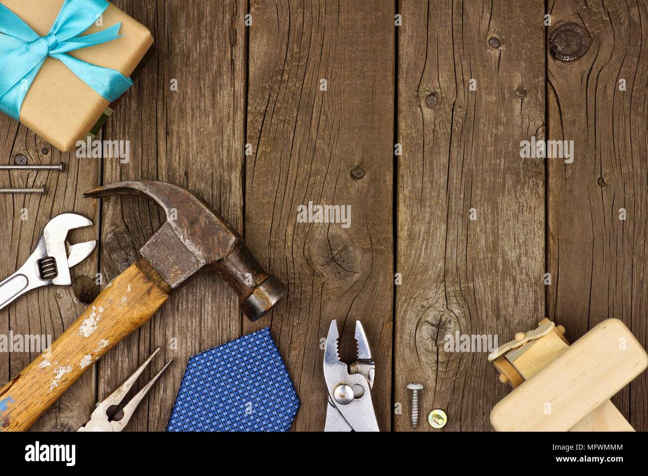 Le thème de la Fête des pères cadeaux de frontière de coin, barre d'outils et sur un fond de bois rustique. Vue de dessus avec l'exemplaire de l'espace. Banque D'Images