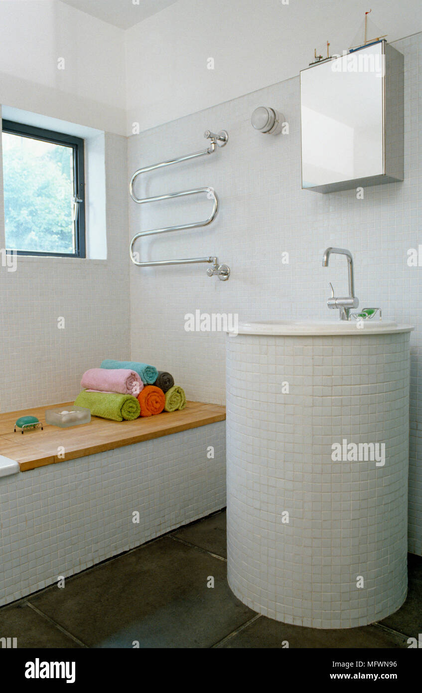 Placard en miroir au-dessus du lavabo dans la plinthe carrelée Photo Stock  - Alamy