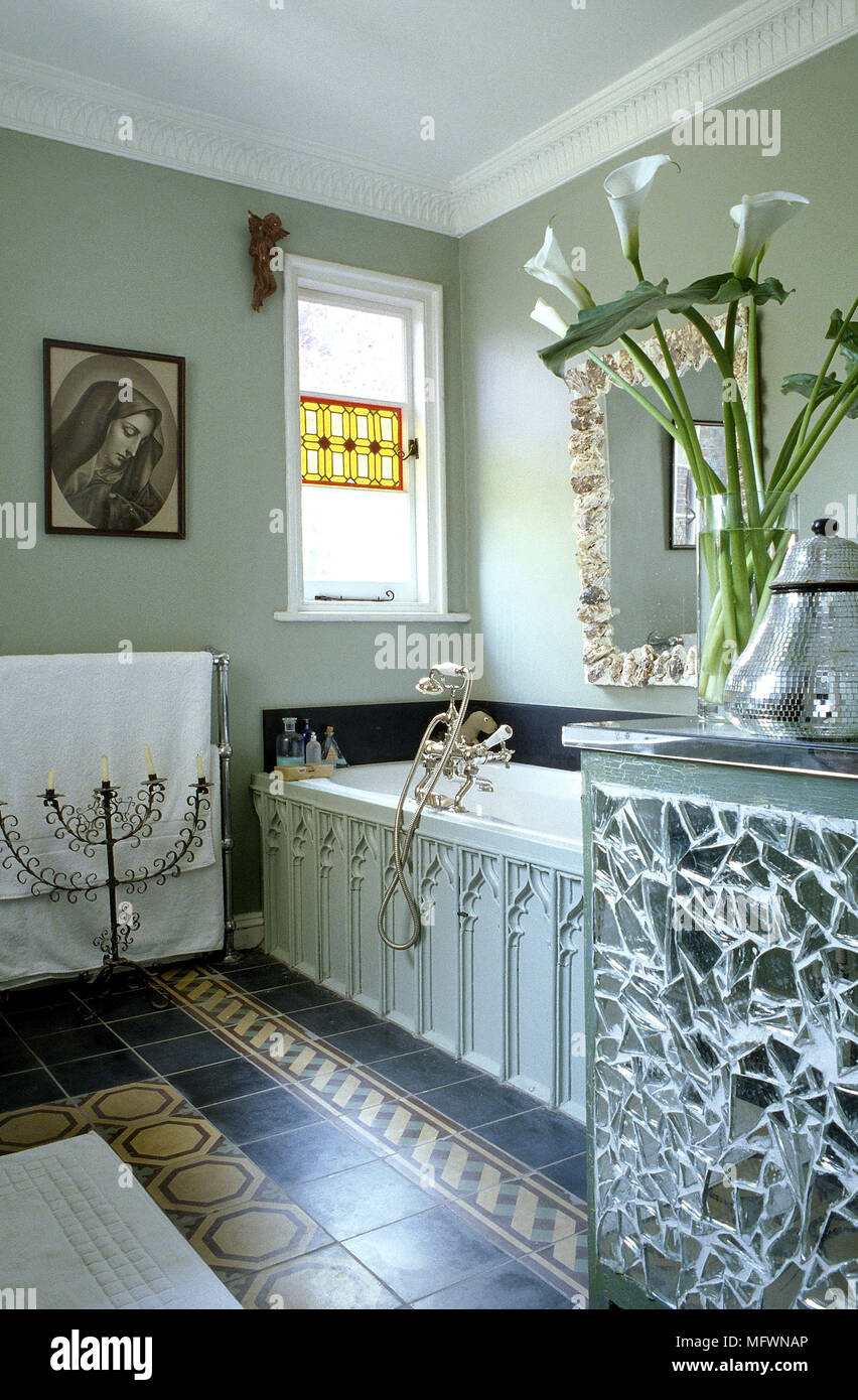 Salle de bains détail éclectique avec une baignoire en bois, carrelage,  mosaïque en miroir de l'armoire et vitrail Photo Stock - Alamy