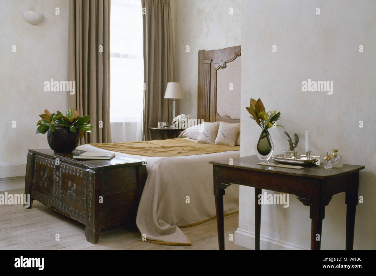 Chambre traditionnelle avec un lit double et tête de lit en miroir, chêne, plancher de bois