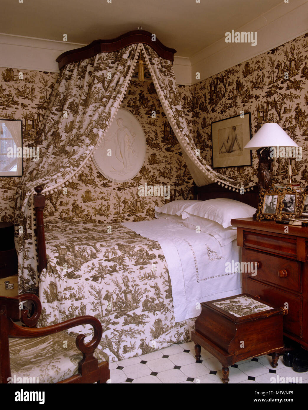 Télécharger gratuitement Images Lit Double A Baldaquin En Toile De Jouy Et Papier Peint Coordonne le plus cool par