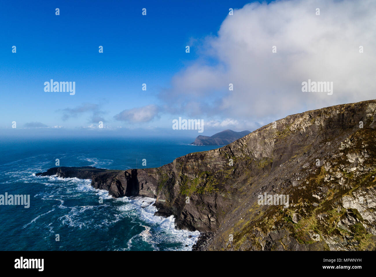 Plate-forme d'observation surplombant les falaises Fogher sur Goekaun, mountian Valentia Island dans le comté de Kerry, Irlande Banque D'Images