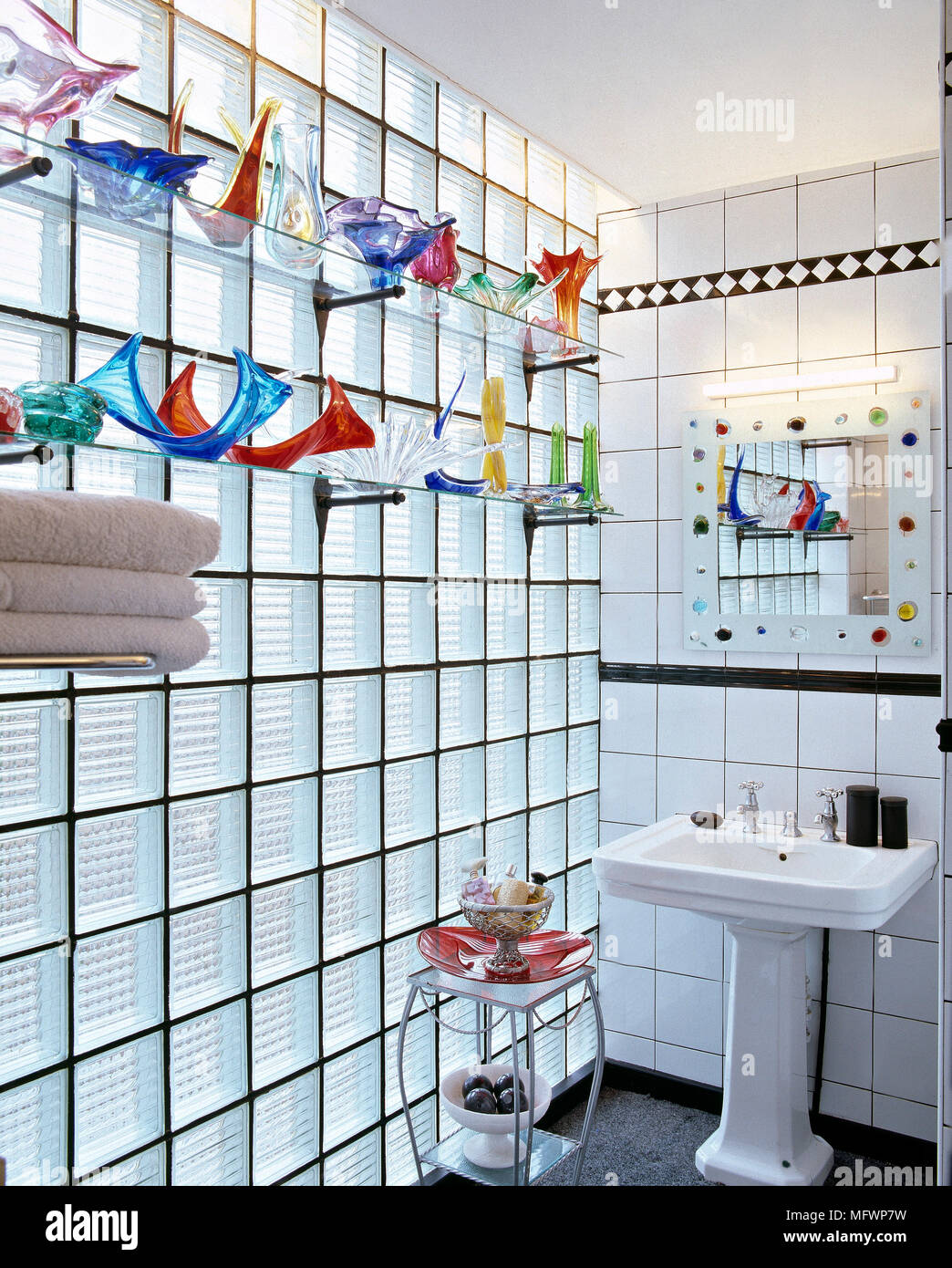 Salle De Bains Moderne Avec Un Detail D Un Lavabo Miroir