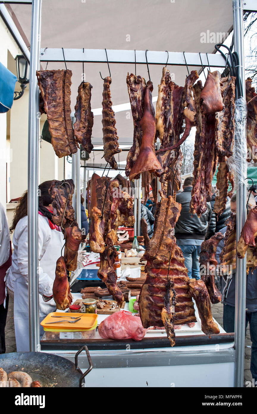 Bacon, jambon fait maison et les produits exposés à la vente. Banque D'Images