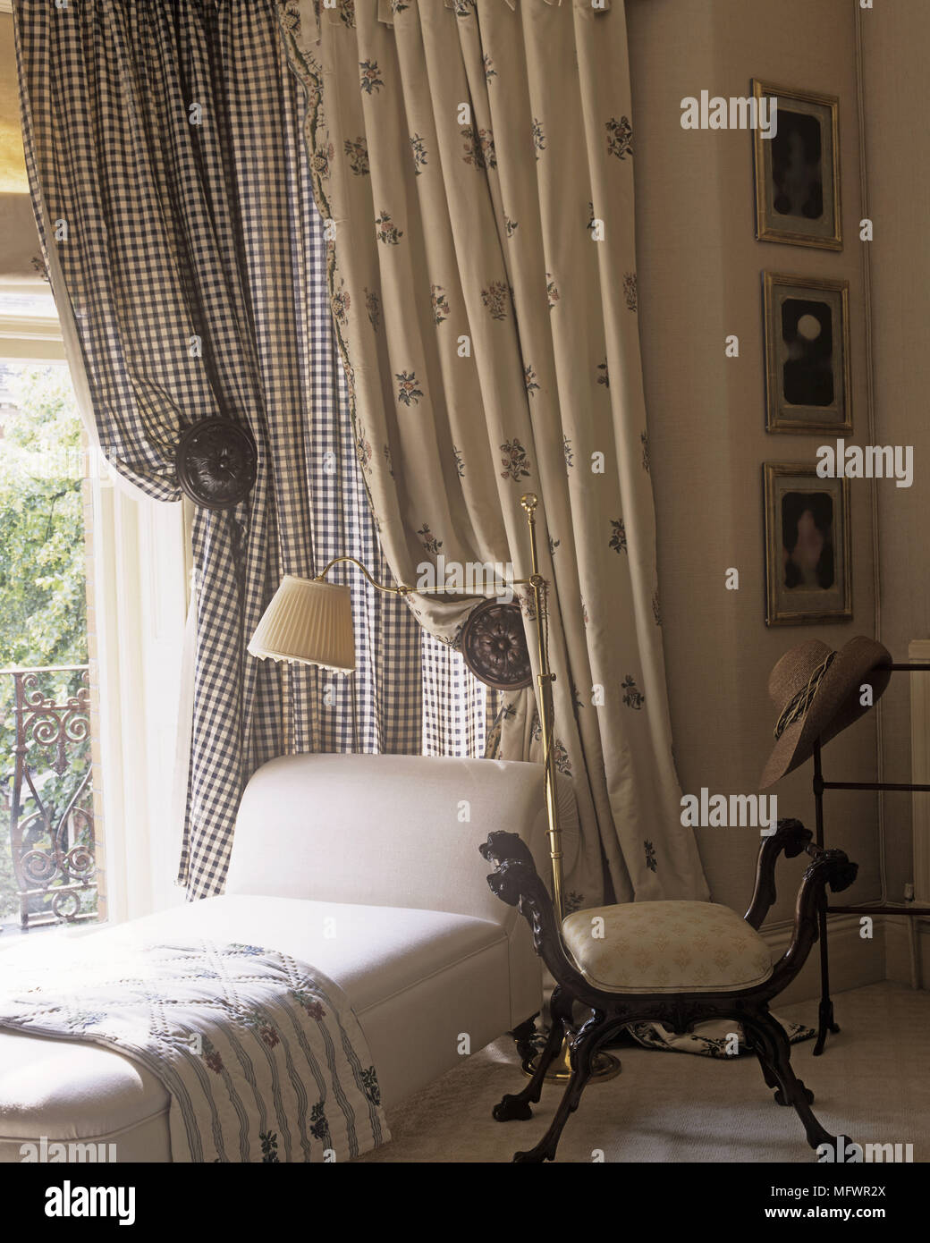 Banquette-lit par fenêtre avec tissu décoratif et lampe Banque D'Images