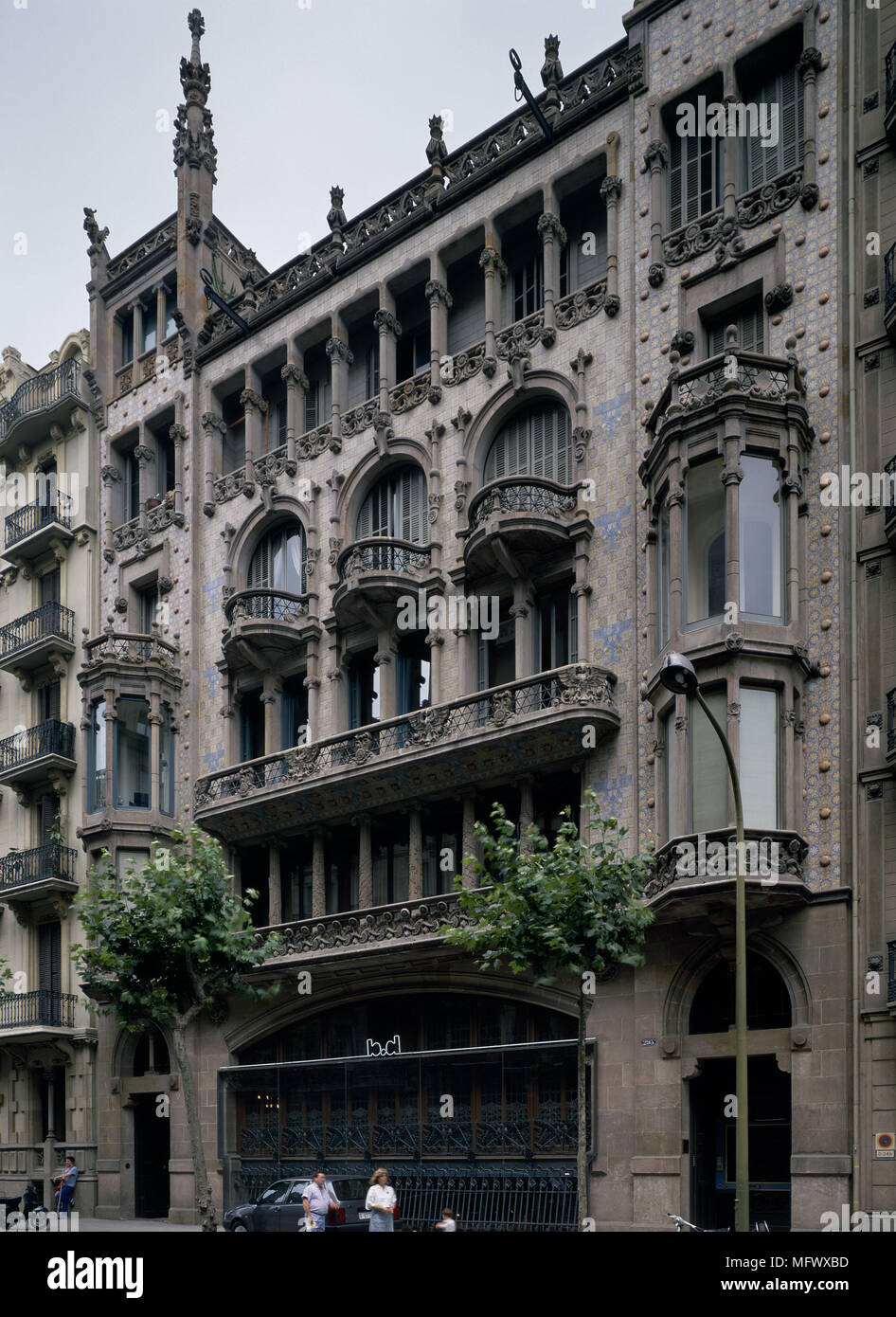 Voir des gens marcher à l'extérieur d'un bâtiment monumental Banque D'Images