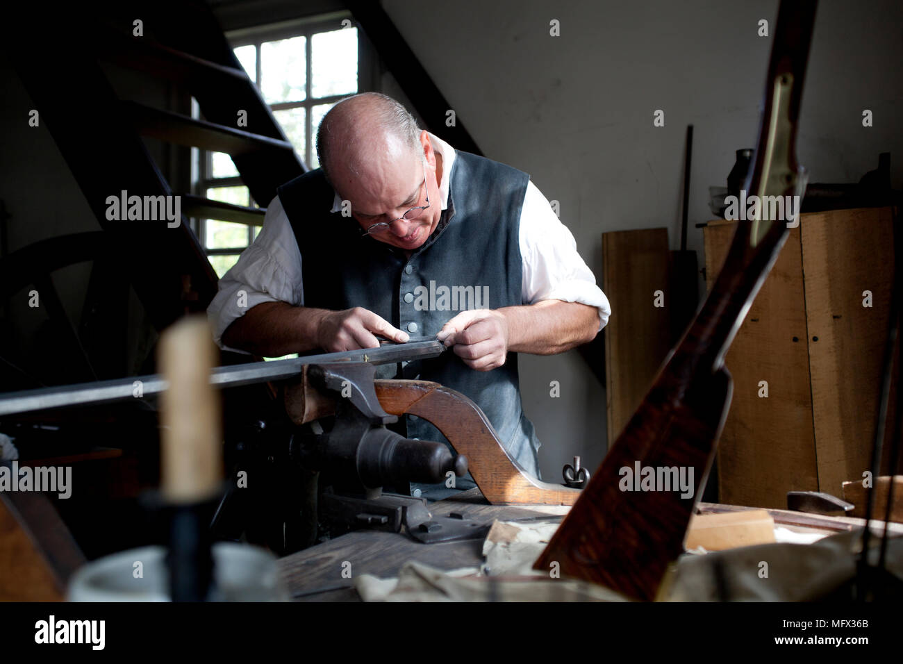 Début de l'armurier américain dans son magasin à Colonial Williamsburg en Virginie Banque D'Images