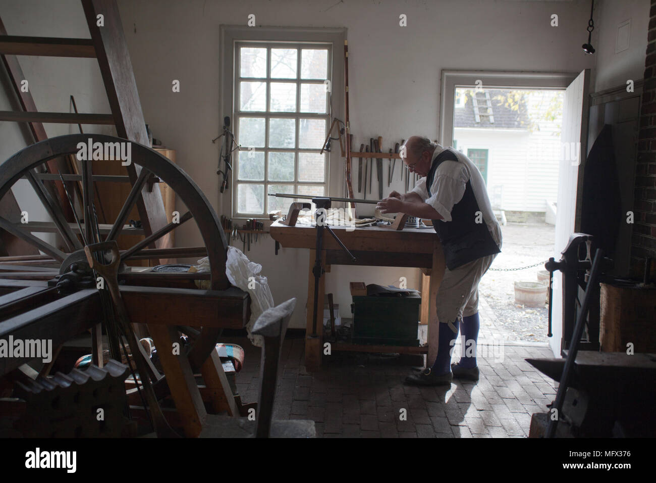 Début de l'armurier américain dans son magasin à Colonial Williamsburg en Virginie Banque D'Images