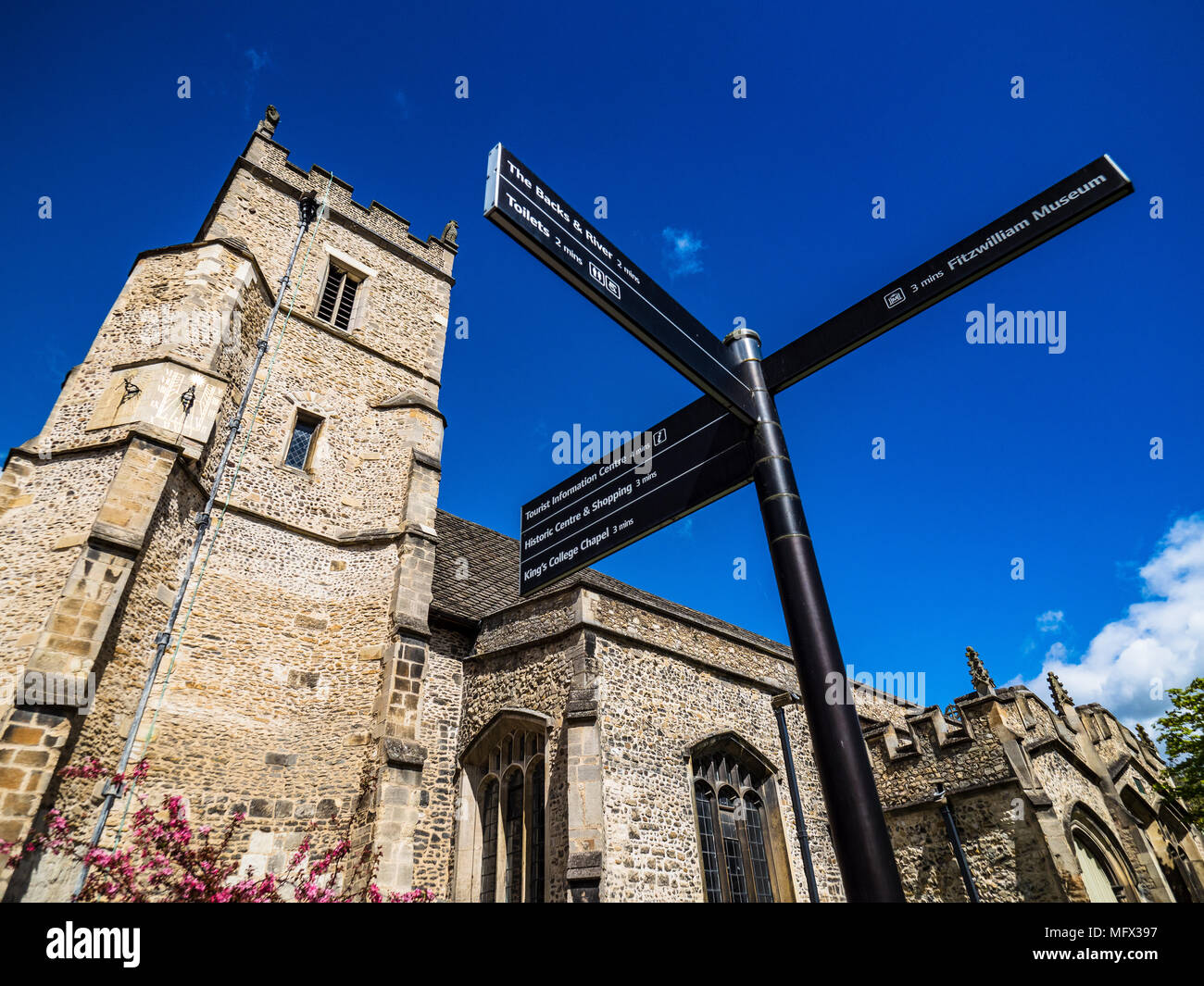 Cambridge Sign & touristiques Eglise St Botolph Cambridge - une église du xive siècle l'Église d'Angleterre dans le centre de Cambridge au Royaume-Uni. Tour est 15ème siècle. Banque D'Images