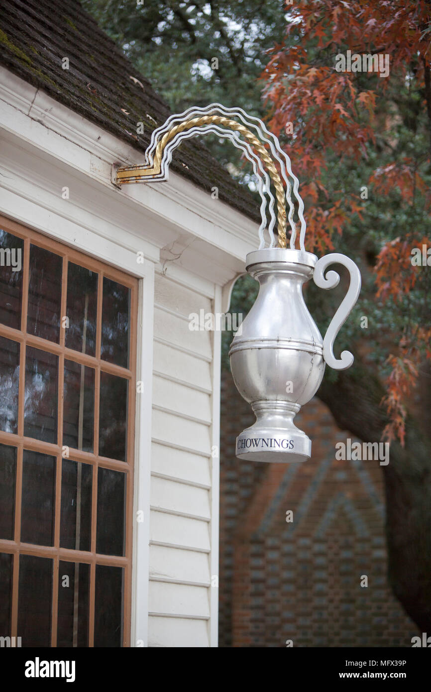 Un signe extérieur de pendaison de Channing's Tavern montrant un beer mug en Virginie Williamsburg colonial restauré Banque D'Images