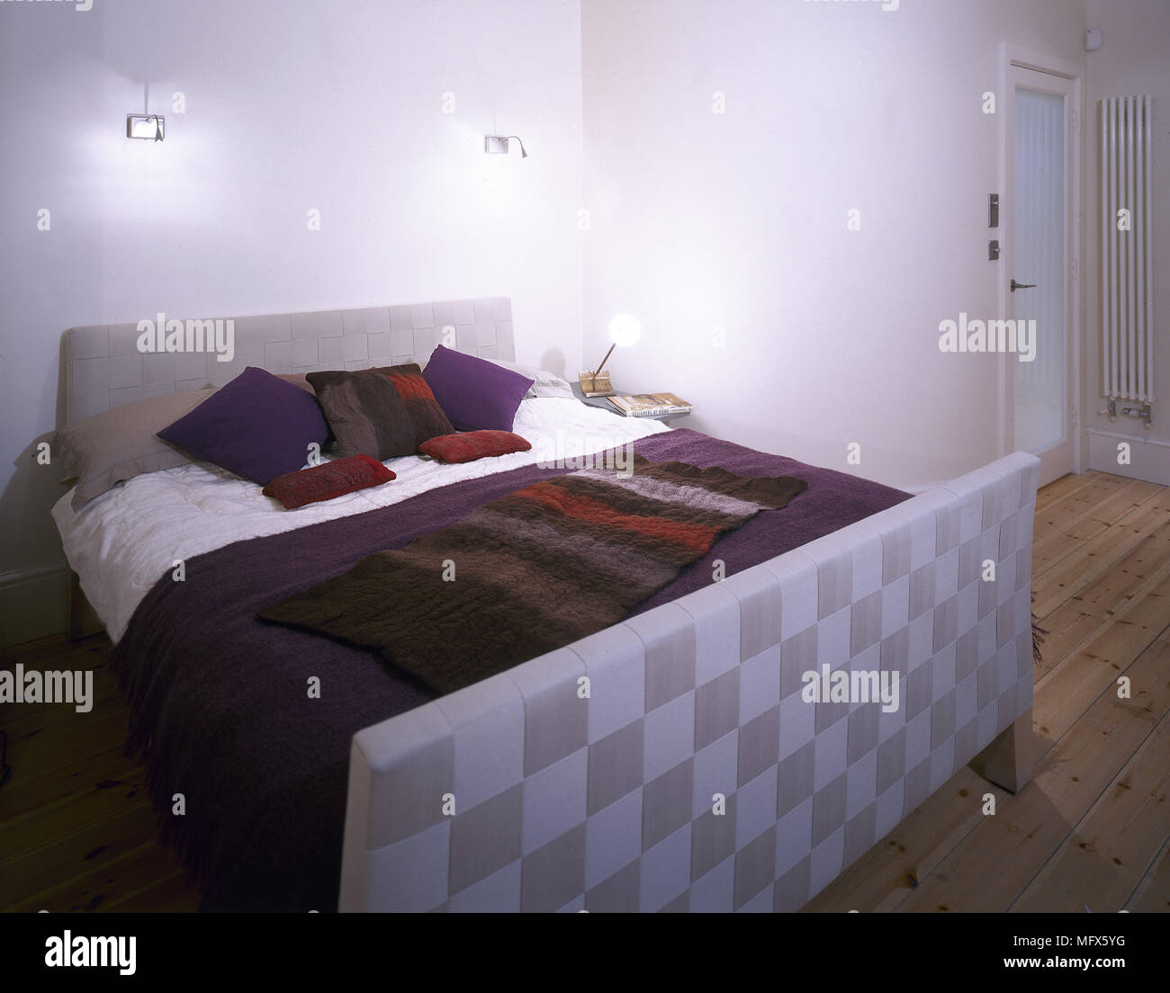 Chambre moderne avec un plancher en bois, porte en verre, d'un lit double  avec une tête de lit rembourrée et le marchepied, pourpre de la literie  Photo Stock - Alamy