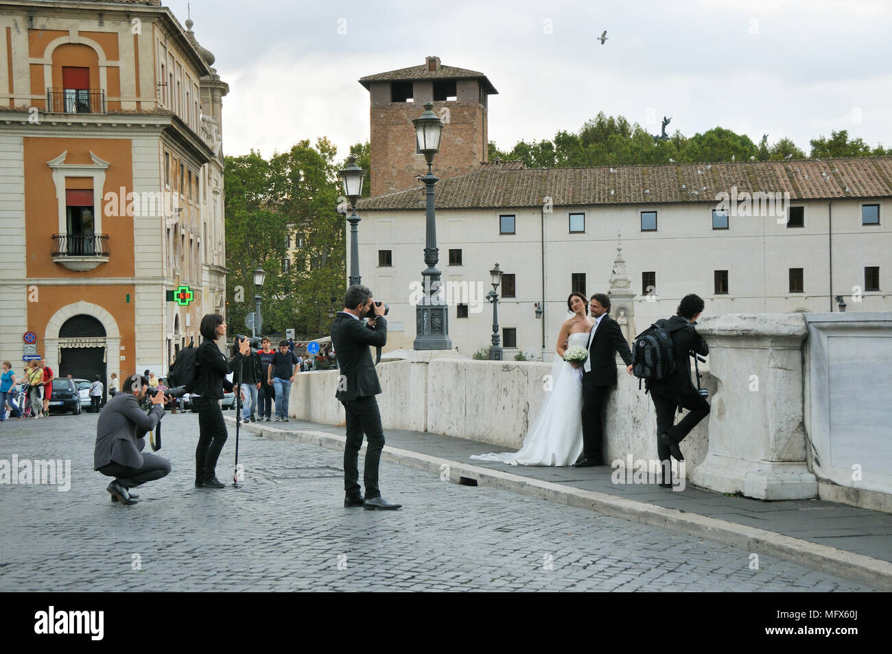 Session photographique d'un mariage sur l'île du Tibre , avec la mariée et le marié. Rome, Italie Banque D'Images