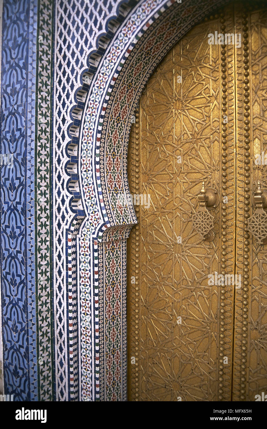 Porte marocaine porte sculptée d'or ornée de carrelage mosaïque de portes  de la périphérie de la porte d'entrée les détails architecturaux de style  arabe d'Afrique du Nord Maroc engr Photo Stock -