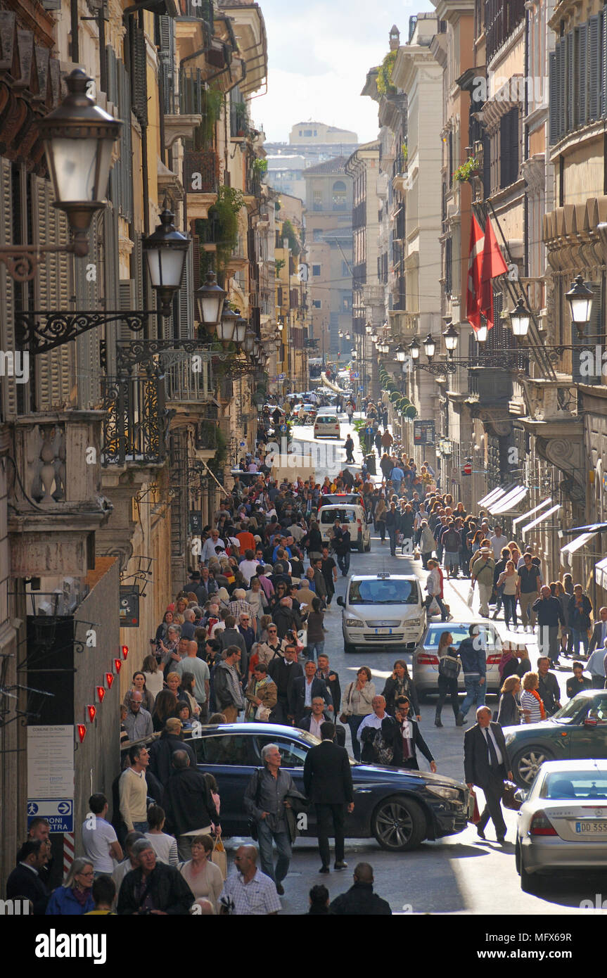 Via Condotti est, peut-être, la rue la plus à la mode de Rome, Italie Banque D'Images