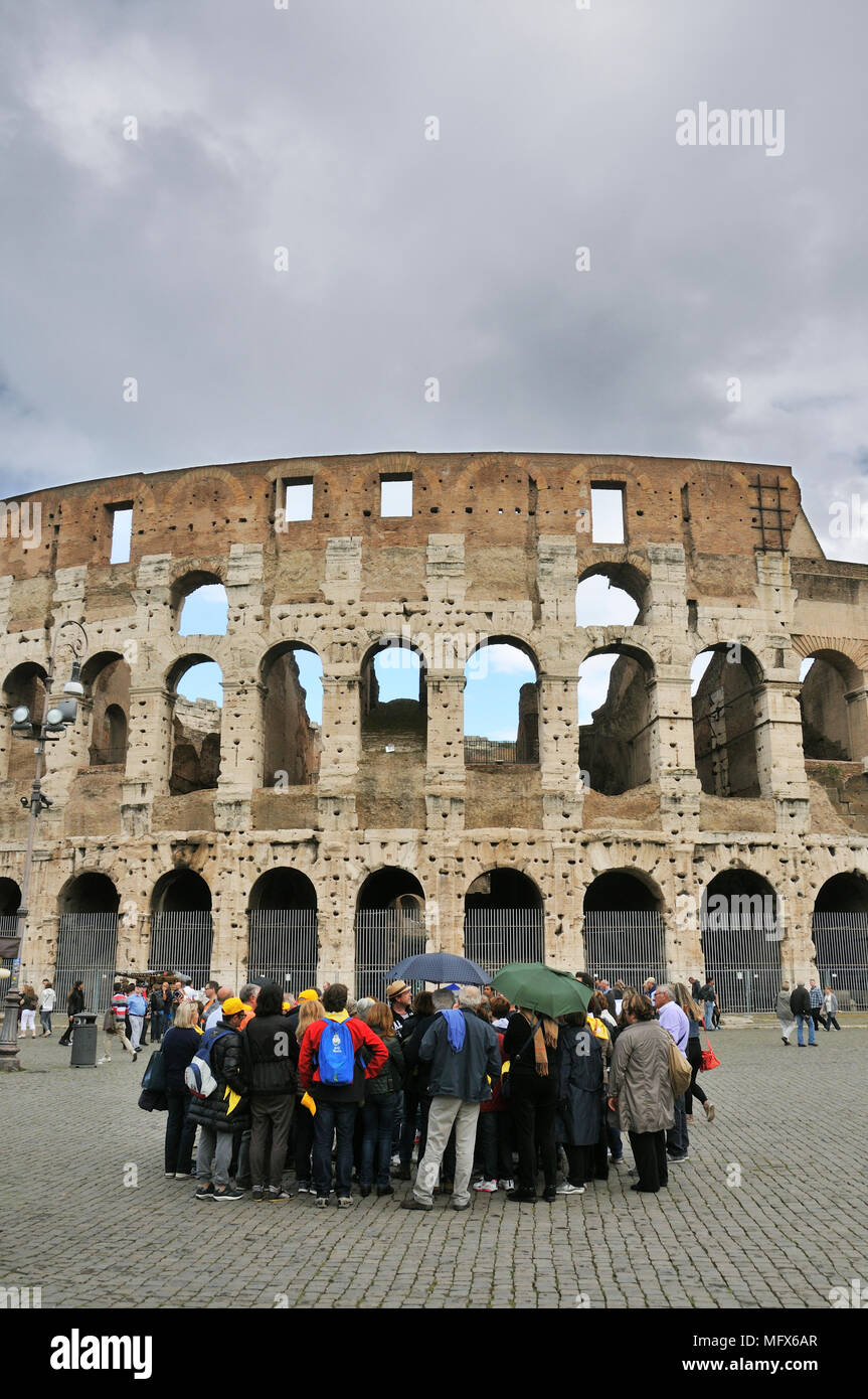 Le Colisée ou le Colisée. La construction a commencé sous l'empereur Vespasien en 70 après J.-C. et a été achevé en 80 après J.-C. sous son successeur Titus. Il pourrait Banque D'Images