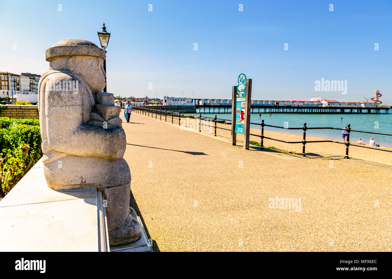 Statue regardant la mer sur la promenade, Herne bay Kent Banque D'Images