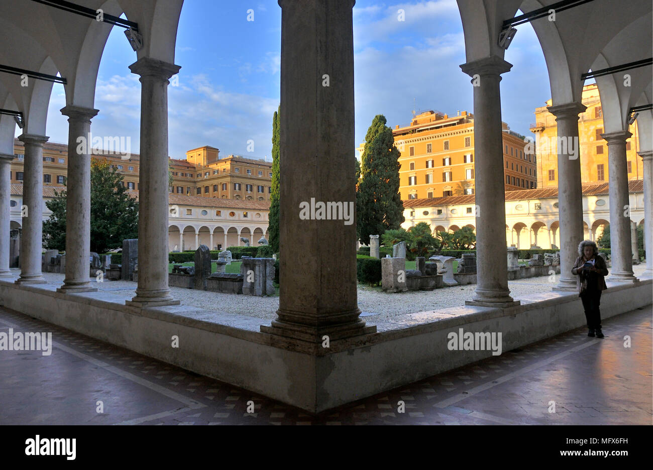 Cloître de Michel-Ange, où l'on peut voir plus de 400 œuvres. Thermes de Dioclétien (Terme di Diocleziano). Rome, Italie Banque D'Images