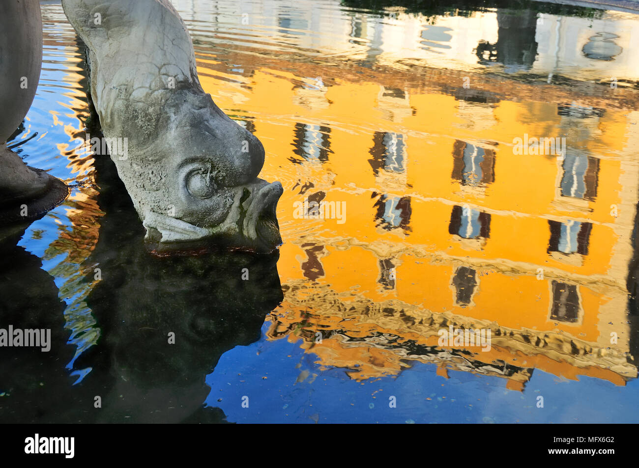 Fontaine au cloître de Michel-Ange, où l'on peut voir plus de 400 œuvres. Thermes de Dioclétien (Terme di Diocleziano). Rome, Italie Banque D'Images